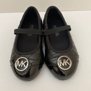 NWOB Michael Kors Lil Mallory Girls Quilted Black Logo Ballet Flats - Size 7
